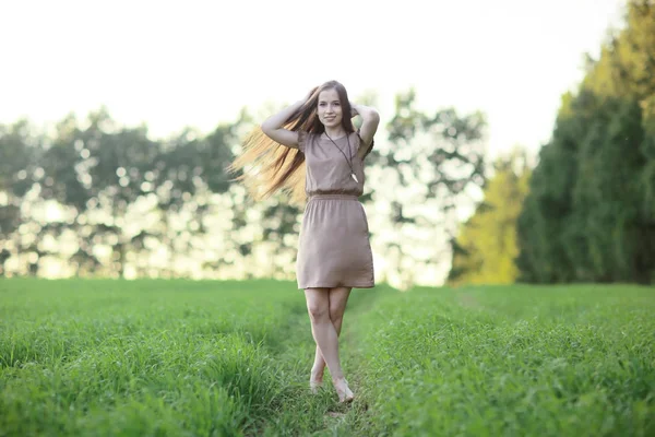 Jeune femme dans le domaine rural — Photo