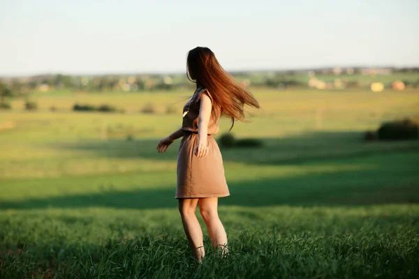 Jovem mulher no campo rural — Fotografia de Stock