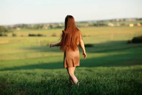 Jovem mulher no campo rural — Fotografia de Stock