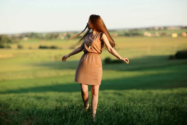 Ung kvinna i landsbygdens fält — Stockfoto