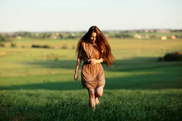 Young woman in rural field — Stock Photo, Image