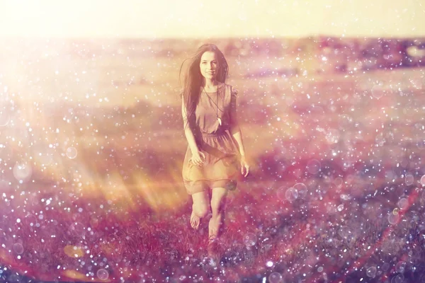 kırsal alandaki genç kadın 