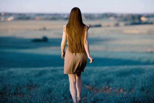 Young woman in rural field — Stock Photo, Image