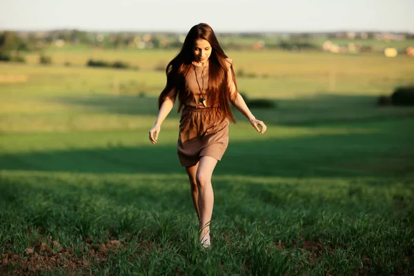 Ung kvinna i landsbygdens fält — Stockfoto