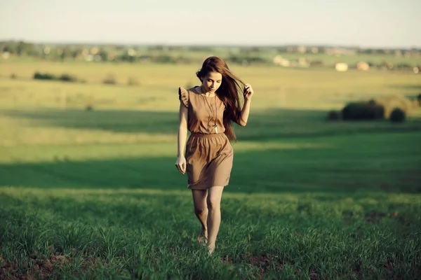 Jovem mulher no campo rural — Fotografia de Stock