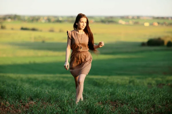 Mujer joven en el campo rural —  Fotos de Stock