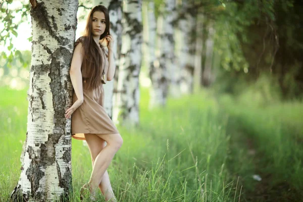 Jonge vrouw in landelijk gebied — Stockfoto