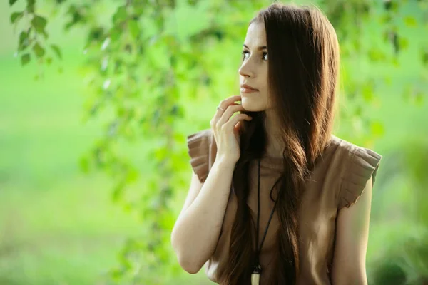 Jovem mulher no campo rural — Fotografia de Stock