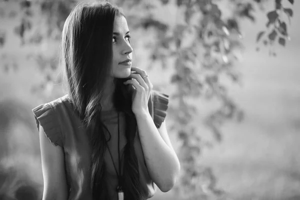 Jeune femme dans le domaine rural — Photo