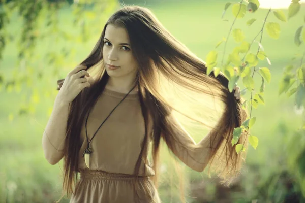 Mujer joven en el campo rural —  Fotos de Stock