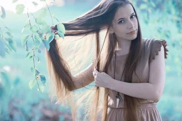 Jonge vrouw in landelijk gebied — Stockfoto