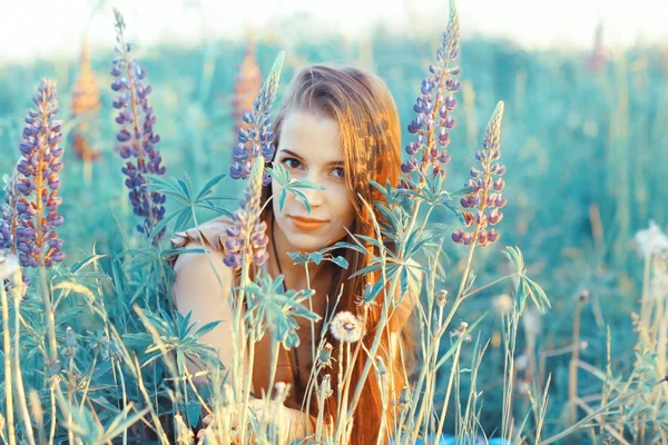 Jovem mulher no campo rural — Fotografia de Stock