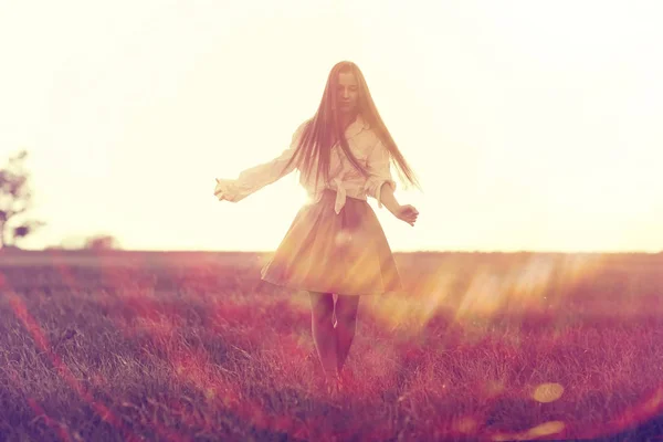 Jeune femme dans le domaine rural — Photo