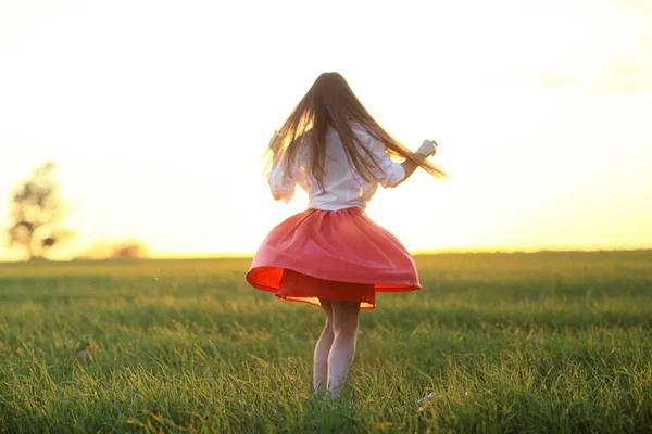 Jovem mulher no campo rural — Fotografia de Stock