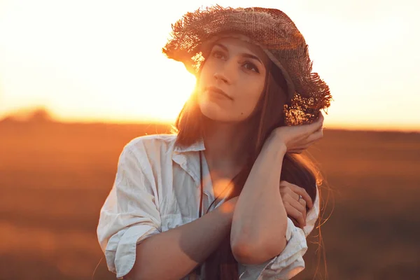 Jovem mulher no campo rural — Fotografia de Stock