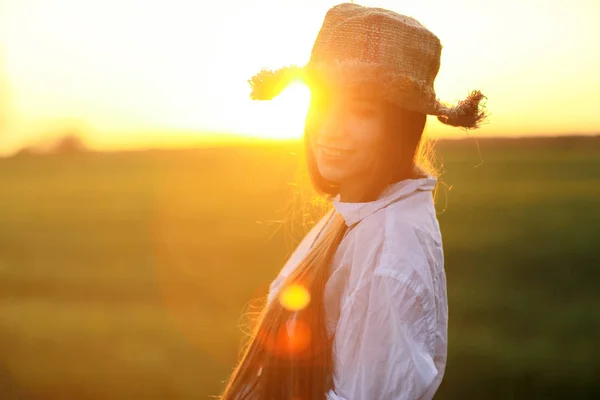 Jovem mulher no campo rural — Fotografia de Stock