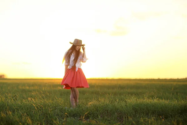 Jovem mulher no campo rural — Fotografia de Stock