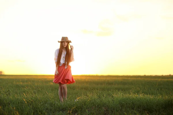 Jovem mulher no campo rural — Fotografia de Stock