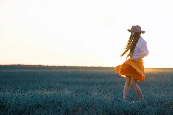 Mujer joven en el campo rural — Foto de Stock