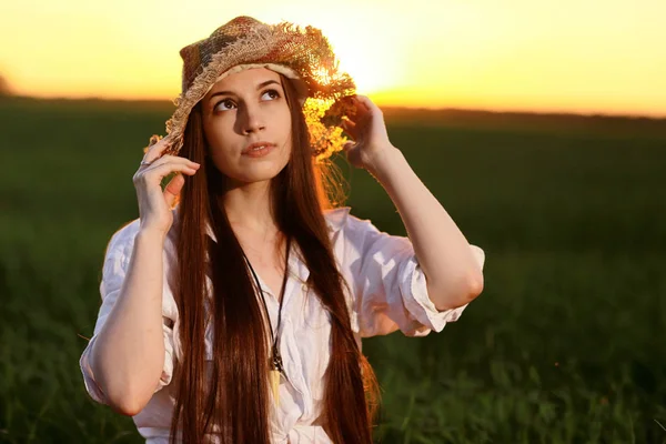 Jeune femme dans le domaine rural — Photo