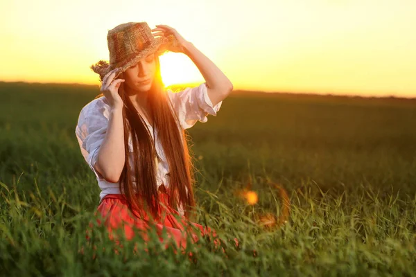 Young woman in rural field — Stock Photo, Image