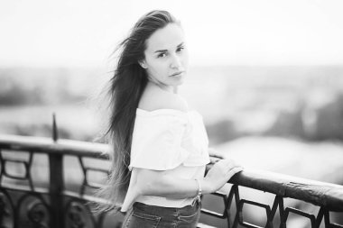 Uzun saçlı güzel bir kadın.