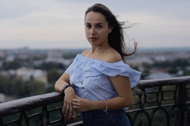 Uzun saçlı güzel bir kadın.