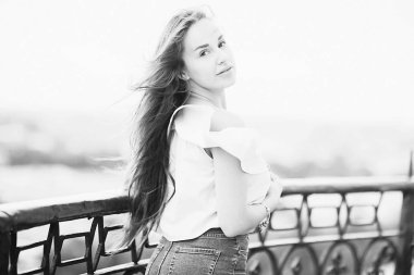 Uzun saçlı güzel bir kadın.