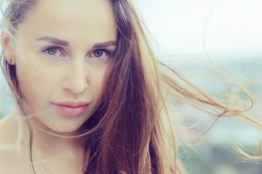 saç uçan ile güzel bir kadın 