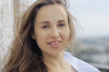 saç uçan ile güzel bir kadın 