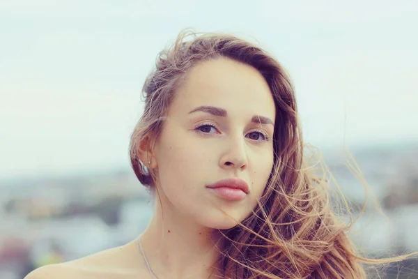 Jeune femme aux cheveux ébouriffés — Photo