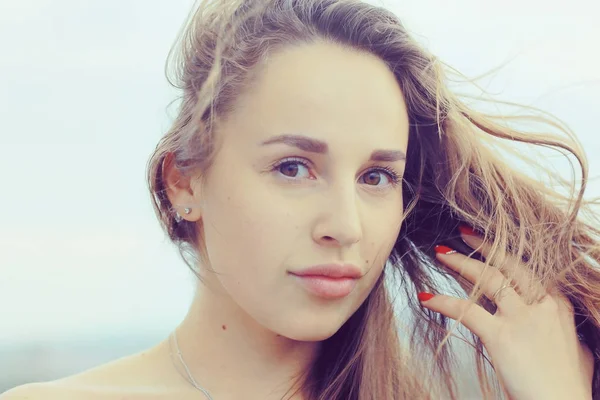 Mujer joven con cabello desaliñado — Foto de Stock