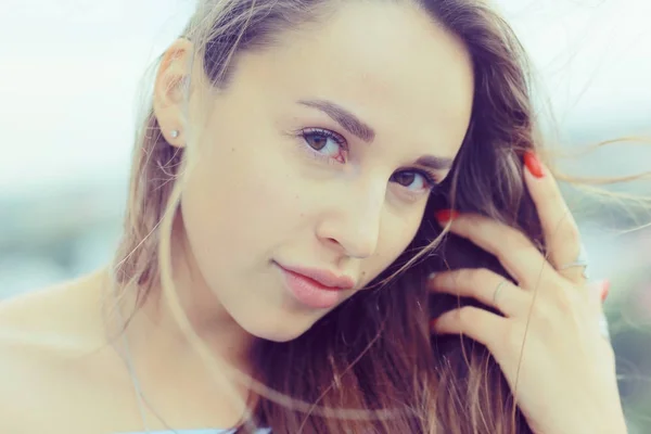 Jovem com cabelo desgrenhado — Fotografia de Stock