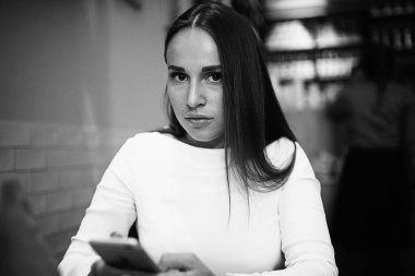 restoranda Smartphone kullanan genç kadın