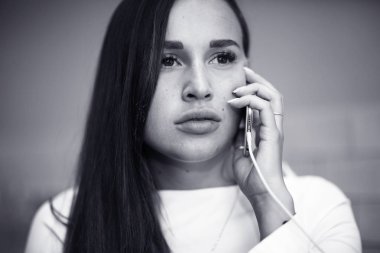 genç kadın cep telefonu konuşurken