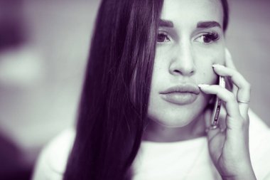 genç kadın cep telefonu konuşurken