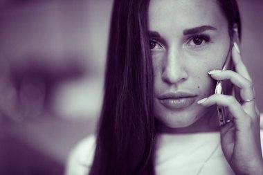 genç kadın cep telefonu konuşurken