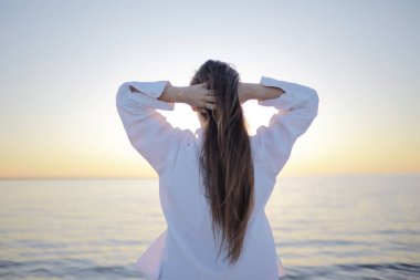 Kız denizde görüntülemek arkadan