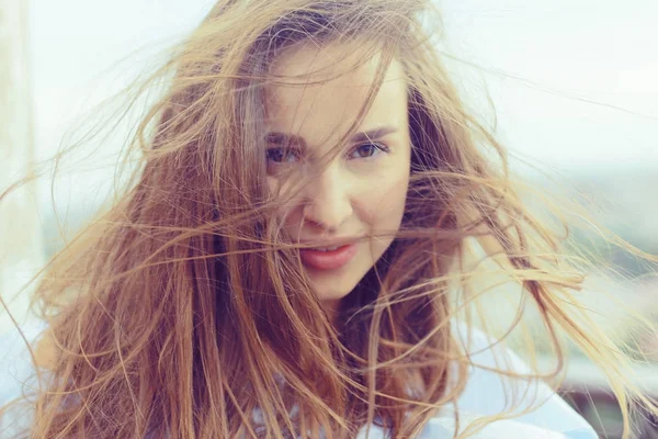 Mulher bonita com cabelo voador — Fotografia de Stock