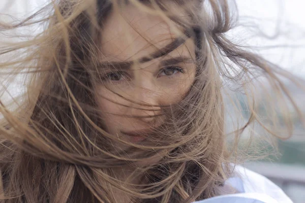 Mulher bonita com cabelo voador — Fotografia de Stock