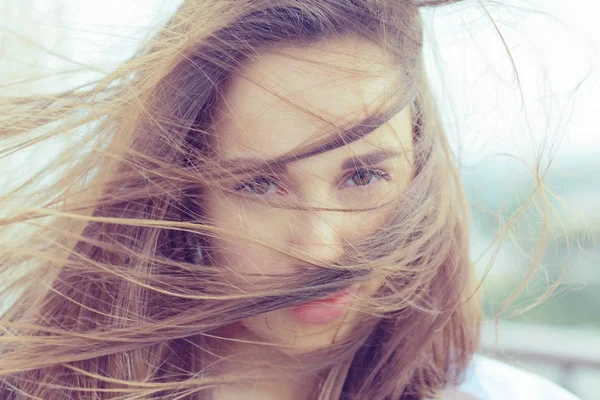 Mulher bonita com cabelo voador — Fotografia de Stock