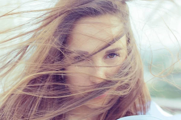 Mulher bonita com cabelo voador — Fotografia de Stock