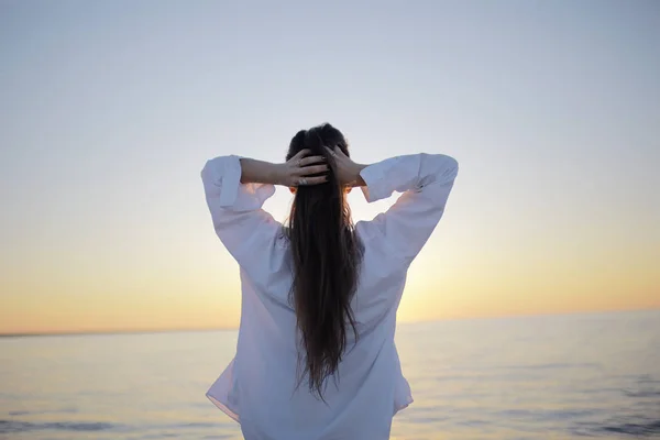 Дівчина з довгим волоссям на морі — стокове фото