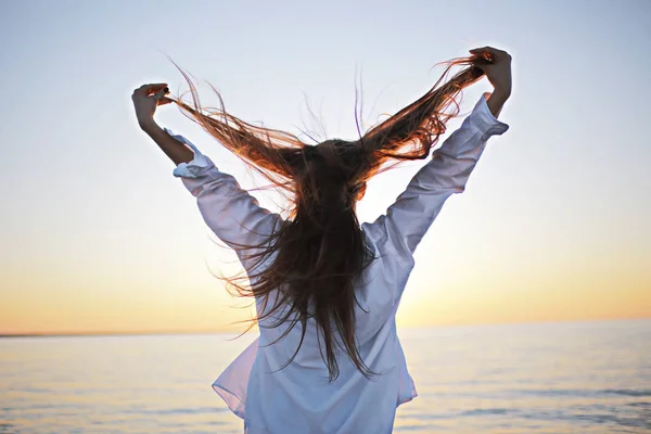 Дівчина з довгим волоссям на морі — стокове фото