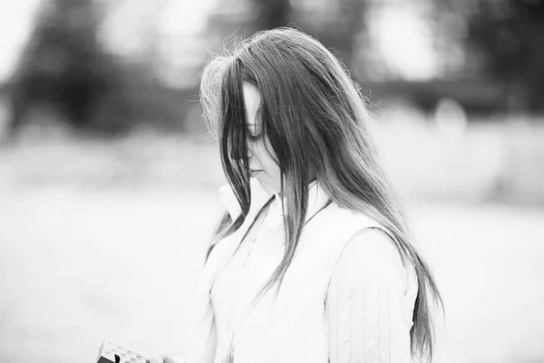 Femme aux cheveux longs — Photo