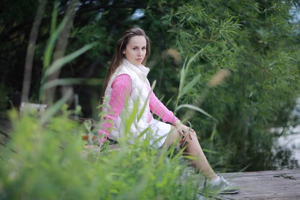 Mujer sentada en hierba verde — Foto de Stock