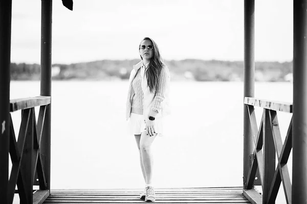 木製の桟橋で美しい女性 — ストック写真