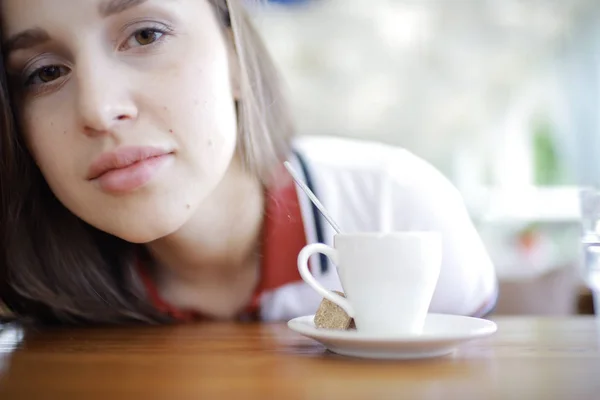 Jonge vrouw die koffie drinkt — Stockfoto