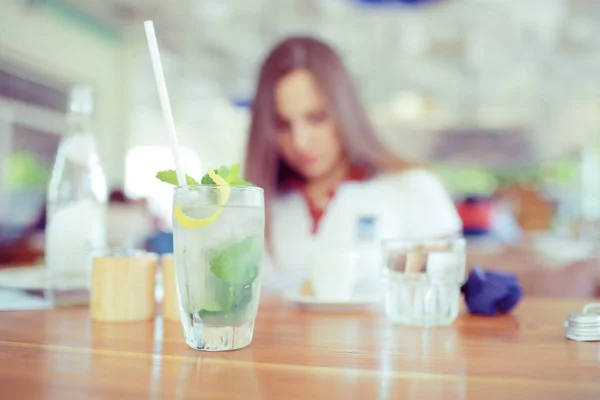 Jonge vrouw ontspannen in restaurant — Stockfoto