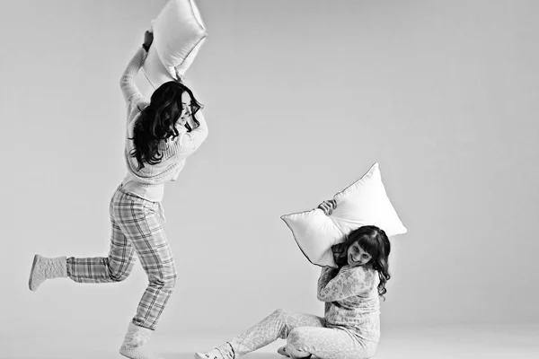 Νεαρές γυναίκες στις πυτζάμες αγωνίζονται με μαξιλάρια — Φωτογραφία Αρχείου